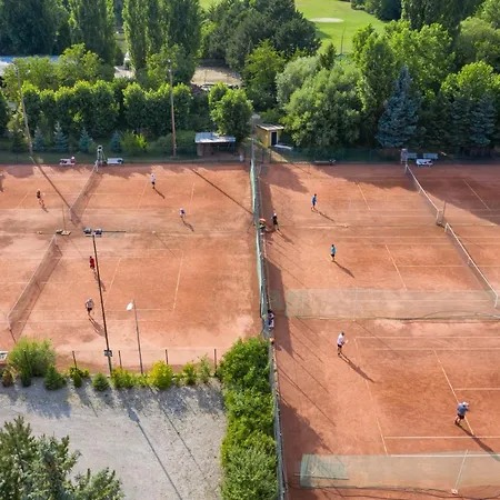 Tennis Golf Hoellrigl מלון