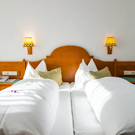 Tennis Golf Hoellrigl מלון 4*